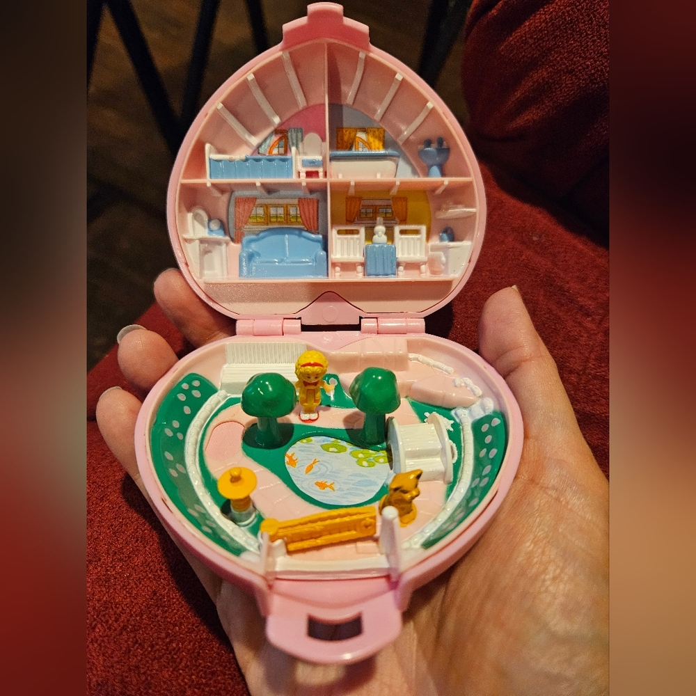1989 Vintage Polly Pocket Country Cottage with Polly and Cat